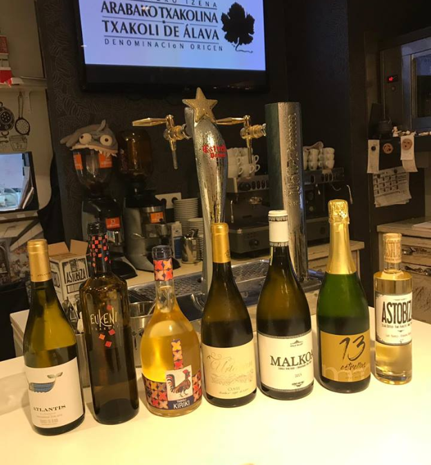 Cata de txakolis Alaveses en Sukalki taberna en Vitoria-Gasteiz.